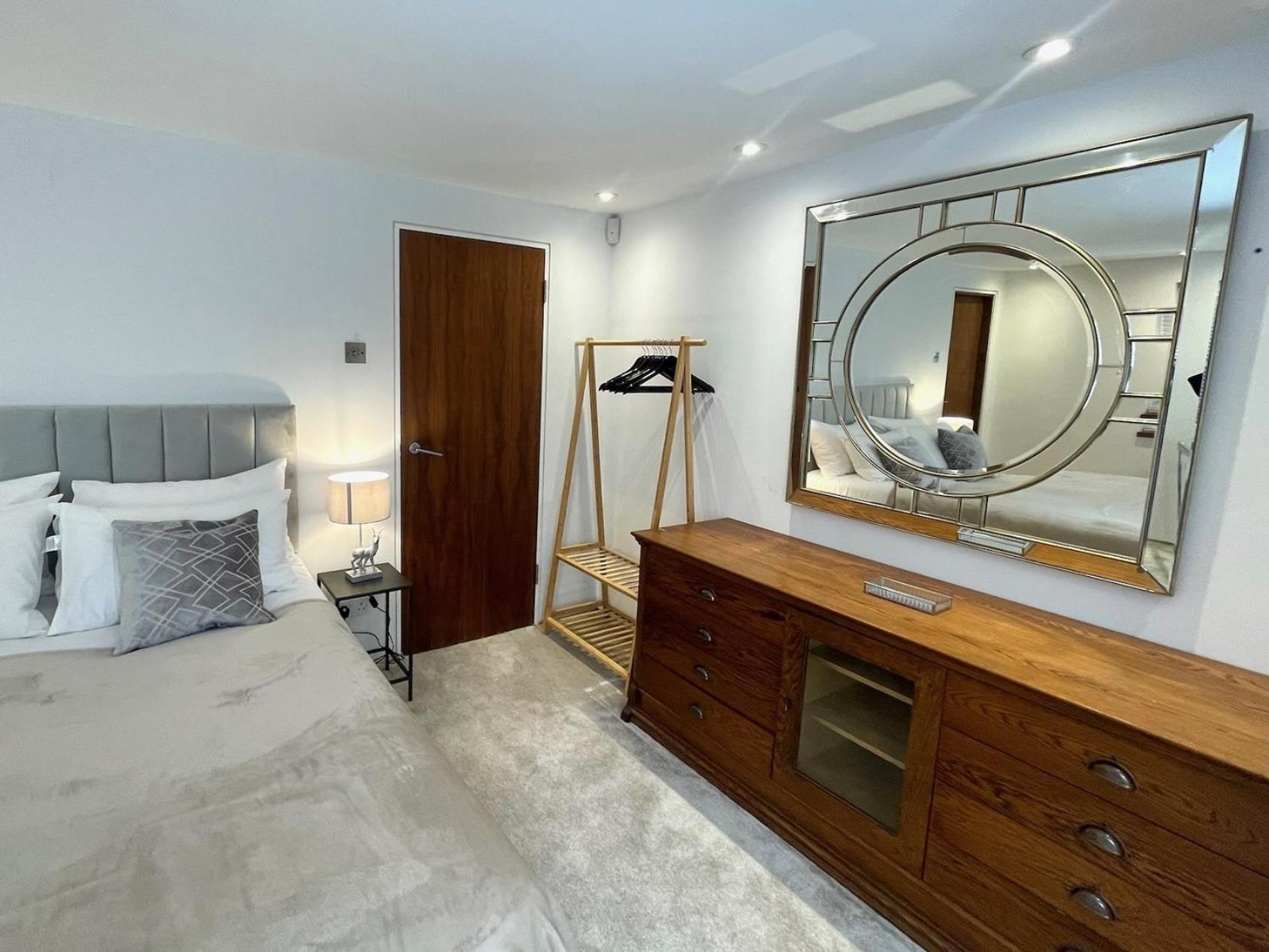 The Ophelia By Sloane Square Apartment
